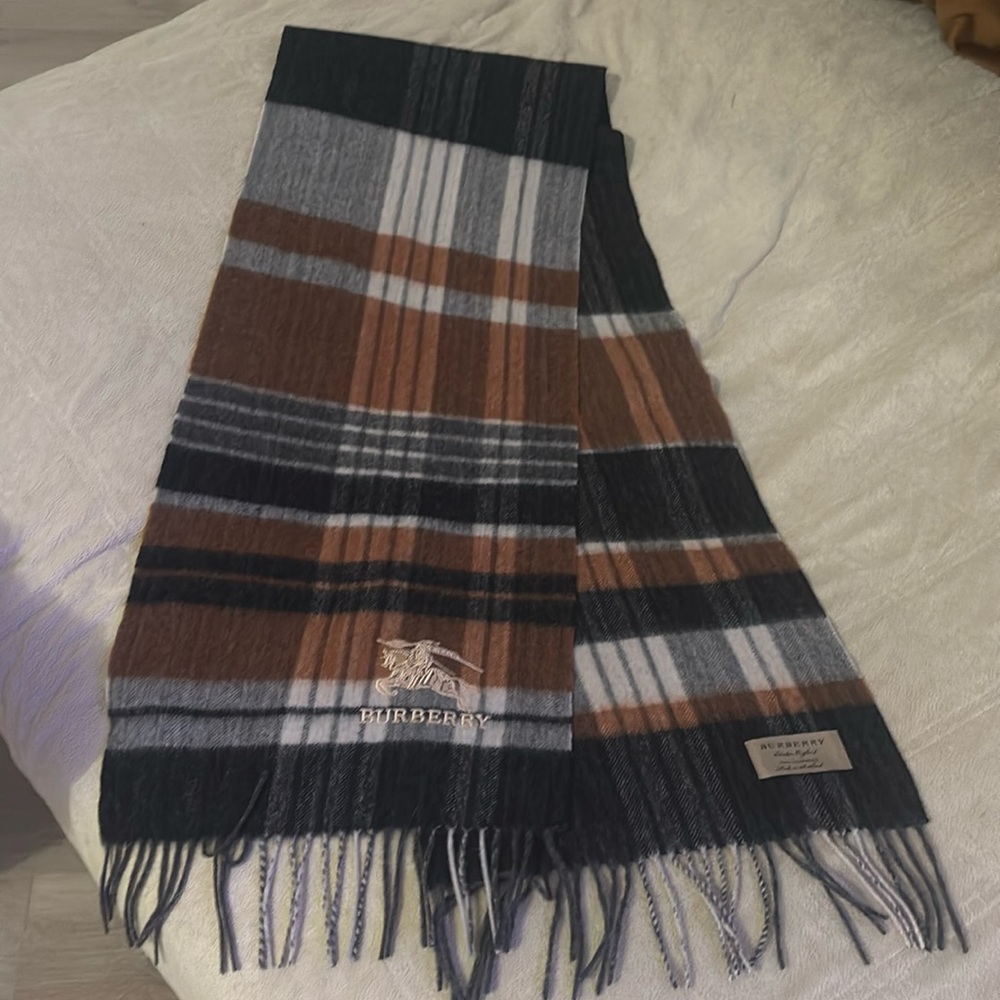 Burberry cashemere scarf NEVER WORN
